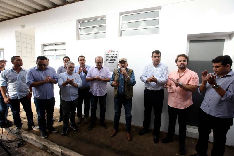 Nesta sexta-feira (06), um dia após completar 105 anos de emancipação, Marabá, município de forte vocação mineral e agrícola que o faz principal centro socioeconômico do sudeste paraense, recebeu importantes obras e serviços do Governo do Estado. Em destaque, investimentos na área da saúde, educação, saneamento básico e segurança. As cerimônias contaram com a presença do governador Simão Jatene, parlamentares, prefeitos da região, entre outras autoridades. A agenda de governo teve início com a entrega da Estação de Tratamento de Esgoto Sanitário (FOTO), um moderno sistema de saneamento básico com capacidade para atender de 86 mil habitantes. A primeira etapa da ETE representa um investimento de mais de R$ 117 milhões, parte com recursos do Programa de Aceleração do Crescimento (PAC), através de empréstimo junto ao FGTS no valor de R$ 78,20 milhões, e mais R$ 38,97 milhões do Tesouro do Estado.
FOTO: SIDNEY OLIVEIRA / AG. PARÁ
DATA: 06.04.2018
MARABÁ - PARÁ <div class='credito_fotos'>Foto: Agência Pará | <a href='/midias/2018/originais/3f19c65f-eaa9-4227-840a-c5a96d4e0d63.jpg' download><i class='fa-solid fa-download'></i> Download</a></div>