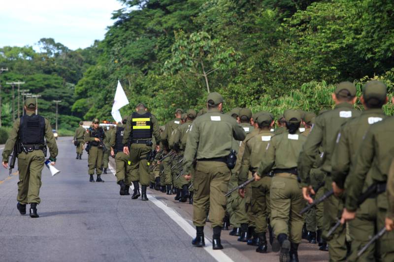 Cerca de 2.400 policiais militares que estão em processo de formação por meio dos Cursos de Formação de Praças (CFP), de Oficiais (CFO), de Habilitação de Oficiais (CHO) e de Adaptação de Oficiais (CHO). Durante a caminhada (foto), a Academia de Polícia Militar “Cel Fontoura” executou a primeira marcha administrativa para exercitar os pelotões do Curso de Formação de Oficiais (CFO) e do Curso de Adaptação de Oficiais da PMPA (CADO) nos deslocamentos a pé por longos percursos. A caminhada de 10 Km contou com a participação de 183 alunos da Academia de Polícia Militar.
FOTO: MÁCIO FERREIRA / AG. PARÁ
DATA: 15.02.2018
MARITUBA - PARÁ <div class='credito_fotos'>Foto: MÁCIO FERREIRA/ AG. PARÁ | <a href='/midias/2018/originais/3f25daff-d0a8-45d0-9e02-6935be5bfe39.jpg' download><i class='fa-solid fa-download'></i> Download</a></div>