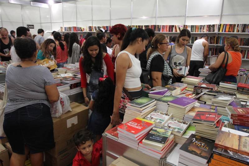 Uma programação extensa e diversificada marcou a abertura das atividades da XXII Feira Pan-Amazônica do Livro (foto) neste sábado (2), no Hangar – Centro de Convenções e Feiras da Amazônia, em Belém. Um grande público compareceu no primeiro dia, aproveitando as atrações culturais e as exposições nos estandes de livros.

FOTO: CRISTINO MARTINS / AG. PARÁ
DATA: 02.06.2018
BELÉM - PARÁ <div class='credito_fotos'>Foto: Cristino Martins/Ag. Pará   |   <a href='/midias/2018/originais/3f302fff-76f2-48a6-a169-5b447c91f60d.jpg' download><i class='fa-solid fa-download'></i> Download</a></div>