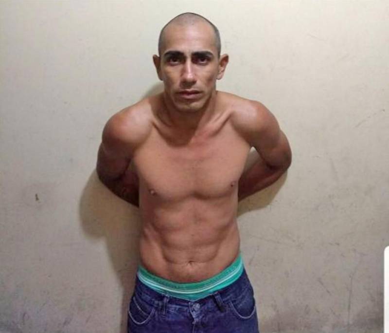 As Polícias Civil e Militar intensificaram as operações de prevenção e combate ao crime em Santa Izabel do Pará, na Região Metropolitana de Belém (RMB). Durante as ações policiais realizadas nos últimos dias, seis pessoas foram presas em flagrante. Cinco delas envolvidas em tráfico de drogas. Outra pessoa foi presa após tentar cometer homicídio na região. Além dos presos, drogas foram apreendidas. As operações também foram responsáveis pela fiscalização de bares e festas dançantes na cidade. O balanço foi divulgado nesta sexta-feira, 11. De acordo com o delegado Augusto Damasceno, titular da Seccional de Santa Izabel do Pará, as operações contaram com parceria do Departamento Municipal de Trânsito para realização de abordagens e fiscalização de estabelecimentos na cidade. "Vários veículos foram fiscalizados. Onze bares foram fiscalizados. Três bares foram fechados por não estarem legalizados. Foi fechada uma festa dançante que ocorria na Vila de Americano, porque o estabelecimento não possuía condições de segurança. Duas adolescentes foram encontradas no local", detalha o delegado. O Conselho Tutelar de Santa Izabel do Pará foi acionado e o responsável pelo evento foi conduzido para a Seccional de Polícia. Na foto, o acusado Volfe Rosa Melo.
FOTO: ASCOM / POLÍCIA CIVIL
DATA: 11.05.2018
SANTA IZABEL- PARÁ <div class='credito_fotos'>Foto: Ascom / Polícia Civil | <a href='/midias/2018/originais/3f354259-5a23-4b68-8e5f-04bea04fd9a1.jpg' download><i class='fa-solid fa-download'></i> Download</a></div>