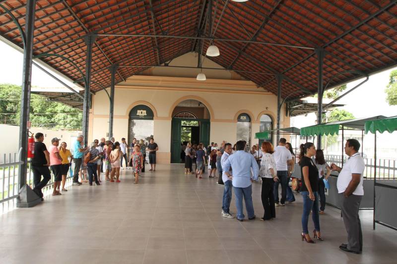 O Governo do Pará entregou nesta quarta-feira, 26, o prédio restaurado da antiga Estação de Trem de Icoaraci (foto). A entrega foi feita pelo governador Simão Jatene. “Estamos recuperando um pedaço importante da história de Belém, de todo o Pará”, disse o governador. Após cinco meses de reforma, a antiga Estação Ferroviária de São João de Pinheiro, atual Icoaraci, foi entregue totalmente restaurada. Há pelo menos 35 anos, o espaço era ocupado pela Cooperativa de Artesãos de Icoaraci (Coarti) e agora vai servir para comercialização e exposição de artesanato, além de espaço para eventos culturais. “Será um espaço multiuso, para manifestações culturais, manifestações sociais e, claro, para a comercialização de artesanato, que é o carro-chefe de Icoaraci”, disse o secretário de estado de Desenvolvimento Econômico, Mineração e Energia (Sedeme), Hildegardo Nunes.

FOTO: CRISTINO MARTINS / AG. PARÁ
DATA: 26.12.2018
ICOARACI - PARÁ <div class='credito_fotos'>Foto: Cristino Martins/Ag. Pará   |   <a href='/midias/2018/originais/3f38e2b1-ad31-40de-8c1d-418385886e01.jpg' download><i class='fa-solid fa-download'></i> Download</a></div>
