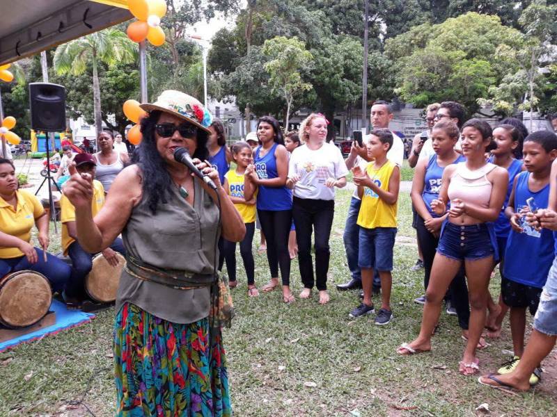 A Praça é um lugar público e de socialização. Pensando no potencial de mobilização do espaço que, a Fundação Pro Paz, por meio do Pro Paz Integrado e Pro Paz nos bairros trouxe nesta manhã (22) espetáculos, música na voz de Nazaré Pereira (foto) e ação de conscientização sobre violência e exploração sexual. A programação é alusiva ao último dia 16, que marca o Dia Estadual de enfrentamento à exploração sexual contra crianças e adolescentes. "É importante unir nesta ação os dois programas, o 'Bairros' e o 'Integrado', pois eles trabalham a prevenção a reparação das situações de abuso e exploração sexual contra crianças e adolescentes. Estar na praça possibilita a população conhecer os nossos serviços, assim como alertar as famílias sobre esse tipo de violência", pontuou Naiana Dias coordenadora do Pro Paz Integrado. Os grupos de teatro da UIPP terra firme, grupo de dança do polo UFPA e sacramenta, Orquestra de percussão sustentável do Pro Paz se apresentaram para os presentes.
FOTO: EMANUELE CORRÊA / ASCOM PRO PAZ
DATA: 22.04.2018
BELÉM - PARÁ <div class='credito_fotos'>Foto: EMANUELE CORRÊA / ASCOM PRO PAZ | <a href='/midias/2018/originais/3f3b97b7-d7a6-496a-b871-79e00615ca6a.jpg' download><i class='fa-solid fa-download'></i> Download</a></div>