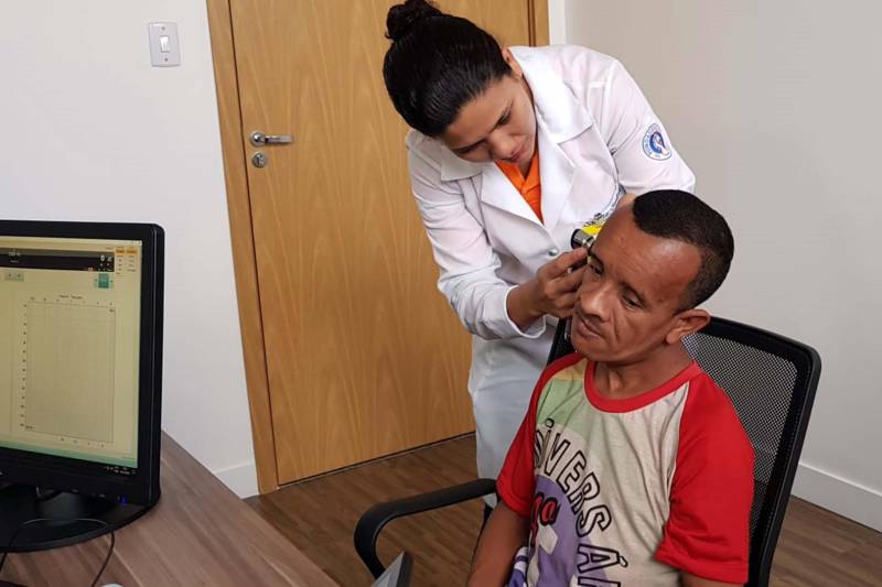 Mais de 200 pessoas com problemas adutivos foram beneficiadas com o mutirão “Saúde Auditiva”, realizado de 10 a 14 de dezembro, pela equipe do Centro Integrado Inclusão e Reabilitação (CIIR), visando a detecção precoce de problemas relacionados com a: perda de audição, barulho no ouvido, surdez, dor, secreção no ouvido, coceira e tontura.

FOTO: ASCOM CIIR
DATA: 17.12.2018
BELÉM - PARÁ <div class='credito_fotos'>Foto: ASCOM CIIR   |   <a href='/midias/2018/originais/3f4736b5-cf3e-4881-93f4-6a9a9b19f5f2.jpg' download><i class='fa-solid fa-download'></i> Download</a></div>