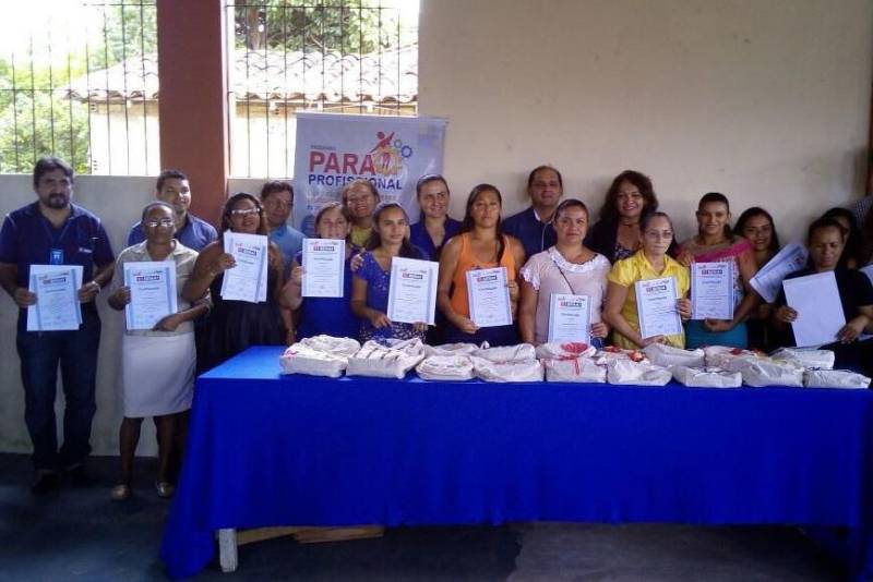 Seis municípios paraenses receberam, entre os dias 24 e 26 de abril, a oficina “Educação Profissional x Cadeias Produtivas: Demandas e Ofertas”, promovida pela Secretaria de Estado de Ciência, Tecnologia e Educação Profissional e Tecnológica (Sectet) com o intuito de esclarecer a população sobre o programa estadual de qualificação profissional, o Pará Profissional, que é coordenado pelo órgão, e captar as demandas para oferta de cursos nessas localidades. Na foto, alunas certificadas em Augusto Correa
FOTO: ASCOM SECTET
DATA: 27.04.2017
AUGUSTO CORREA - PARÁ <div class='credito_fotos'>Foto: Ascom Sectet | <a href='/midias/2018/originais/3f4800f8-68b7-466f-83bf-e1cd62b74a12.jpg' download><i class='fa-solid fa-download'></i> Download</a></div>