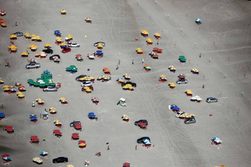 Para oferecer mais segurança e funcionar como uma pequena delegacia na praia em Salinópolis e Mosqueiro, a Secretaria de Estado de Segurança Pública e Defesa Social (Segup) inaugurou neste sábado (30) três Centros de Comando Integrado. Os centros em Salinas estão localizados na Orla do Maçarico e na praia do Atalaia (foto) e, de acordo com o Cel André Cunha, secretário adjunto de Gestão Operacional, servirão para proporcionar uma temporada mais segura para quem for até um dos pontos mais frequentados por veranistas durante o mês de julho. Durante todo o sábado, agentes do Corpo de Bombeiros, Defesa Civil, Departamento de Trânsito do Estado (Detran), polícias Civil e Militar, sob a coordenação da Segup, receberam treinamentos para atuar nos centros de comando, que funcionarão 24h, servindo como uma mini-delegacia na praia.
FOTO: MARCELO LELIS / AG. PARÁ
DATA: 30.06.2018
ATALAIA - PARÁ <div class='credito_fotos'>Foto: Marcelo Lelis / Ag. Pará | <a href='/midias/2018/originais/3f4b42c7-b64d-49e1-8ee9-e3923a2fbd5b.jpg' download><i class='fa-solid fa-download'></i> Download</a></div>