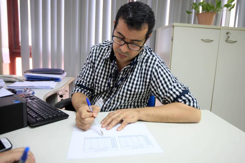 Um dos principais medos de quem adquire uma necessidade especial ao longo da vida é deixar de realizar, com a mesma facilidade, coisas que até então eram simples para si, como por exemplo, dirigir um veículo. Mas, desde 2013, a compra de veículo automotor novo por pessoas com alguma deficiência, seja ela física, visual, mental (severa ou profunda) ou com autismo, diretamente ou por intermédio de seu representante legal, está isenta de recolher Imposto sobre Operações Relativas à Circulação de Mercadorias e sobre Prestações de Serviços de Transporte Interestadual, Intermunicipal e de Comunicação (ICMS). Na foto, Fábio Vieira, auditor fiscal da Secretaria da Fazenda do Pará.
FOTO: RODOLFO OLIVEIRA / AG. PARÁ
DATA: 27.04.2018
BELÉM - PARÁ <div class='credito_fotos'>Foto: Rodolfo Oliveira/Ag. Pará | <a href='/midias/2018/originais/3f4c61d4-0254-4771-92a9-b481f1e8371c.jpg' download><i class='fa-solid fa-download'></i> Download</a></div>