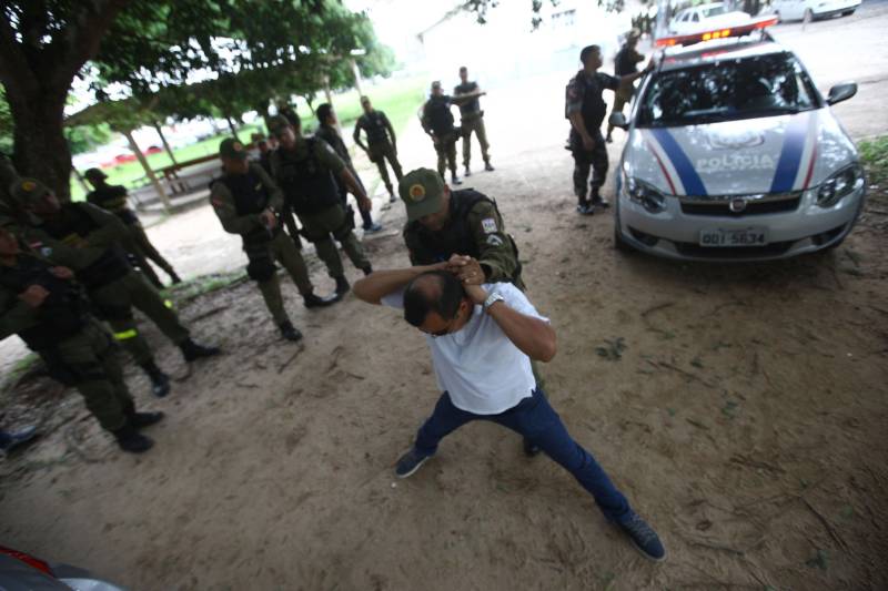 Em constante treinamento para melhor atender à população, a Polícia Militar do Pará (PMPA) promove o II Curso de Ações Preventivas Especializadas voltado para a Companhia Independente Especial de Polícia Assistencial (Ciepas). 25 policiais da Ciepas e mais 5 servidores de carreira da Fundação de Atendimento Sócio Educativo do Pará (Fasepa) participam do curso. Nele recebem instruções úteis de policiamento ostensivo e operacional, visando a eficácia e adequação do atendimento a grupos vulneráveis, com distinção à criança e adolescente em situação de risco e adolescentes em conflito com a lei, assim como mulheres atendidas pelo programa “Patrulha Maria da Penha”.
FOTO: MARCELO LELIS / AG. PARÁ
DATA: 02.05.2018
BELÉM - PARÁ <div class='credito_fotos'>Foto: Marcelo Lelis / Ag. Pará | <a href='/midias/2018/originais/3f50f604-746d-4e1e-8dff-7bc08b3c3ad2.jpg' download><i class='fa-solid fa-download'></i> Download</a></div>