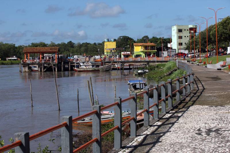 Já durante o evento em Augusto Corrêa, realizado no Centro Nossa Senhora de Nazaré e no Hospital Municipal, o prefeito Filho Barreto lembrou que o município sempre foi beneficiado com obras pela gestão estadual. Desta vez, além do investimento de quase R$ 2 milhões em 4 km de pavimentação, o Governo do Pará também conseguiu um convênio para o asfaltamento da PA-462, que liga o município à Viseu, e ainda a reforma de duas escolas estaduais, o que totaliza cerca de R$ 35 milhões em recursos.
FOTO: SIDNEY OLIVEIRA / AG. PARÁ
DATA: 14.06.2018
AUGUSTO CORRÊA - PARÁ <div class='credito_fotos'>Foto: Sidney Oliveira/Ag. Pará | <a href='/midias/2018/originais/3f55e81b-e897-4e6d-a359-32e71bbe5da1.jpg' download><i class='fa-solid fa-download'></i> Download</a></div>