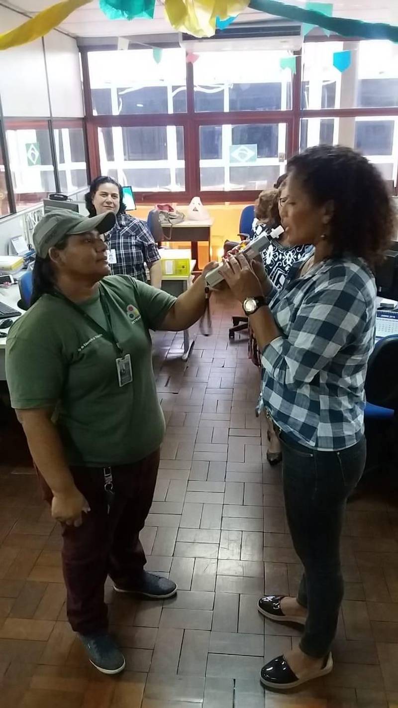Para marcar o início da “Operação Verão 2018”, a Coordenadoria de Educação do Departamento de Trânsito do Estado (Detran) mobilizou nesta sexta-feira (29) suas equipes em quatro pontos de Belém, para levar informação a condutores e pedestres. Logo cedo, quem procurou a sede do órgão (foto), localizada na Avenida Augusto Montenegro, foi abordado por agentes que distribuíram material sobre educação no trânsito. Além do salão principal, os agentes atuaram em outros setores do Detran, como a vistoria veicular e a área de exames, locais de grande acesso do público. A ação se repetiu no Polo Pró Paz do Mangueirão (Estádio Olímpico do Pará) e na sede da Secretaria de Estado da Fazenda (Sefa), na Avenida Visconde de Souza Franco, das 8 às 12 h. No Shopping Bosque Grão-Pará, a ação começou às 12 h e se estenderá até às 18 h.
FOTO: ASCOM / DETRAN
DATA: 29.06.2018
BELÉM - PARÁ <div class='credito_fotos'>Foto: ASCOM DETRAN | <a href='/midias/2018/originais/3f55e97b-6949-4ff5-a31a-08611cff75d8.jpg' download><i class='fa-solid fa-download'></i> Download</a></div>