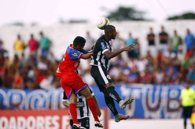 O Bragantino conquistou o terceiro lugar do Campeonato Paraense 2018 na tarde este sábado, 7. O Tubarão do Caeté recebeu o São Raimundo no Estádio Diogão e levou pelo placar de 1 x 0.
FOTO: THIAGO GOMES / AG. PARÁ
DATA: 07.04.2018
BRAGANÇA - PARÁ <div class='credito_fotos'>Foto: Thiago Gomes /Ag. Pará | <a href='/midias/2018/originais/3f59ea8f-3c12-4c56-b51d-0e95d936a023.jpg' download><i class='fa-solid fa-download'></i> Download</a></div>
