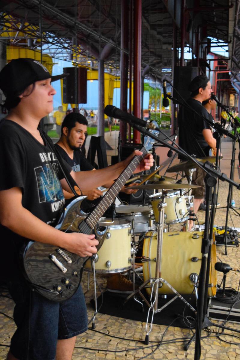 No mês em que é comemorado o Dia Mundial do Rock, a orla do armazém 3 da Estação das Docas vai ser tomada pelos instrumentos deste gênero musical. Durante todos os sábados, sempre às 18h30, a Estação das Docas vai realizar o “Rock na Orla”, projeto que busca apresentar o melhor das bandas paraenses. A programação será aberta neste sábado, 7, com a banda Beatles Forever, reconhecida como o único cover da maior banda de todos os tempo no Norte e Nordeste do país. Fundada em 1988, a banda tem como principal objetivo levar ao público a cultura e a informação através dos sucessos que marcaram a carreira da “The Beatles”. A atual formação conta com os profissionais Tom Menezes (bateria/Ringo Starr), Henrique Souza (baixo/Paul McCartney), Alexandre Macambira (guitarra, violão e gaita/John Lennon) e Marcos Rocha (guitarra e violão/George Harrison). Na foto, a banda Toma Rock.
FOTO: ASCOM / OS PARÁ 2000
DATA: 06.07.2018
BELÉM - PARÁ <div class='credito_fotos'>Foto: ASCOM OS PARÁ 2000 | <a href='/midias/2018/originais/3f5b9b4b-3466-444f-adbb-61d5353d3313.jpg' download><i class='fa-solid fa-download'></i> Download</a></div>