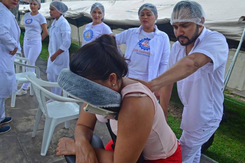 "Acho que ele vai vigiar quem fica fazendo coisa errada, como roubar, por exemplo". A fala de curiosidade é do estudante Isaac Souza, 10 anos. Ele se referia ao drone apresentado na manhã desta sexta-feira (27) aos alunos da Escola Estadual de Ensino Fundamental e Médio Ruy Paranatinga Barata, localizado no bairro Maracangalha, onde ocorreu à ação "Prevenção é Segurança". A iniciativa promovida pela Secretaria de Estado de Segurança Pública e Defesa Social (Segup) com o objetivo de apresentar equipamentos de segurança, assim como divulgar os diversos serviços de prevenção voltados as ações de combate à criminalidade. Na foto, ações de saúde durante a programação.
FOTO: ELIELSON MODESTO / ASCOM SEGUP
DATA: 27.04.2018
BELÉM - PARÁ <div class='credito_fotos'>Foto: Elielson Modesto / Ascom Segup | <a href='/midias/2018/originais/3f5c5526-6897-4543-aab5-9ffacb231621.jpg' download><i class='fa-solid fa-download'></i> Download</a></div>