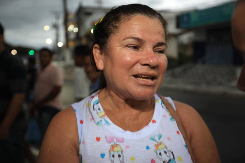 Quem comemorou a notícia foi dona Maria Deusalina dos Santos, 56 anos (foto), que há 12 trabalha com a venda de lanches no centro da cidade. "Estou muito feliz e a expectativa é que com esse novo espaço possamos melhorar as nossas vendas, já que com a nova rodoviária o fluxo de pessoas será maior. Além disso, poderemos prestar um melhor atendimento aos nossos clientes. A população só tem a ganhar", comentou.

FOTO: MÁCIO FERREIRA / AG. PARÁ
DATA: 04.06.2018
CAPANEMA - PARÁ <div class='credito_fotos'>Foto: MÁCIO FERREIRA/ AG. PARÁ   |   <a href='/midias/2018/originais/3f600997-bfeb-4572-8bf6-588f7878d593.jpg' download><i class='fa-solid fa-download'></i> Download</a></div>