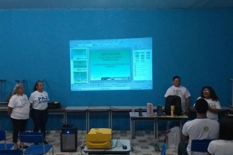 Escolas estaduais, municipais e particulares, feiras livres, associação e academia voltadas especificamente para o público da terceira idade, são alguns dos pontos visitados pela equipe de educação do Departamento de Trânsito do Estado do Pará (Detran) que se encontra no município de Baião, na região do Baixo Tocantins.
FOTO: ASCOM DETRAN
DATA: 20.11.2018
BAIÃO - PARÁ <div class='credito_fotos'>Foto: ASCOM DETRAN | <a href='/midias/2018/originais/3f6608cb-1ed3-4a04-83c9-df26c1e1118d.jpg' download><i class='fa-solid fa-download'></i> Download</a></div>