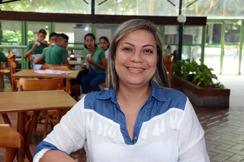 Um encontro de adolescentes, promovido pelo Comitê Estadual de Enfrentamento à Violência Sexual contra Crianças e Adolescentes do Pará, reuniu, nesta sexta-feira (13), no Teatro Gasômetro, em Belém, técnicos de vários órgãos públicos e representantes do Poder Judiciário, Ministério Público e de entidades civis que atuam no combate à violência sexual contra menores. A Secretaria de Estado de Educação (Seduc), membro do Comitê, participou do encontro, que contou com a presença de 300 pessoas. Um dos objetivos é a revisão do Plano Estadual de Enfrentamento à Violência Sexual Contra Crianças e Adolescentes. A iniciativa serviu também para incentivar o protagonismo infanto-juvenil na prevenção e combate a essa prática criminosa que caracteriza o abuso sexual como crime contra vulnerável, previsto no artigo 217-a do Código Penal (pena de 8 a 15 anos de prisão). Na foto, a getsora da USE 9, Débora Ferreira.

FOTO: ELISEU DIAS / ASCOM SEDUC
DATA: 13.04.2018
BELÉM - PARÁ <div class='credito_fotos'>Foto: Eliseu Dias / Ascom Seduc   |   <a href='/midias/2018/originais/3f66d308-43e8-469a-9d83-96d0af25e477.jpg' download><i class='fa-solid fa-download'></i> Download</a></div>