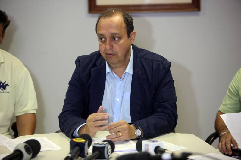 Coletiva na Sespa sobre a suspeita de casos de raiva humana no município de Melgaço. Na foto, o secretário de Saúde, Vitor Matheus.
FOTO: THIAGO GOMES / AG. PARÁ
DATA: 11.05.2018
BELÉM - PARÁ <div class='credito_fotos'>Foto: Thiago Gomes /Ag. Pará | <a href='/midias/2018/originais/3f6a6732-fcfa-49a0-b735-2b2a1c529a93.jpg' download><i class='fa-solid fa-download'></i> Download</a></div>