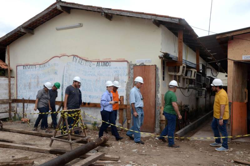 A Secretaria do Estado de Educação (Seduc) recebeu, nos dias 29 e 30 de maio, a Missão de Salvaguardas Ambientais do Banco Interamericano de Desenvolvimento (BID). O objetivo da visita de dois técnicos da organização foi acompanhar a gestão ambiental e social do Programa de Melhoria da Qualidade e Expansão da Cobertura da Educação Básica. Na foto, visitada a Escola Professora Ruth dos Santos Almeida está na fase inicial de reforma e ampliação.

FOTO: ELISEU DIAS / ASCOM SEDUC
DATA: 30.05.2018
BELÉM - PARÁ <div class='credito_fotos'>Foto: Eliseu Dias / Ascom Seduc   |   <a href='/midias/2018/originais/3f6b893a-c88f-4983-b918-843a85828170.jpg' download><i class='fa-solid fa-download'></i> Download</a></div>