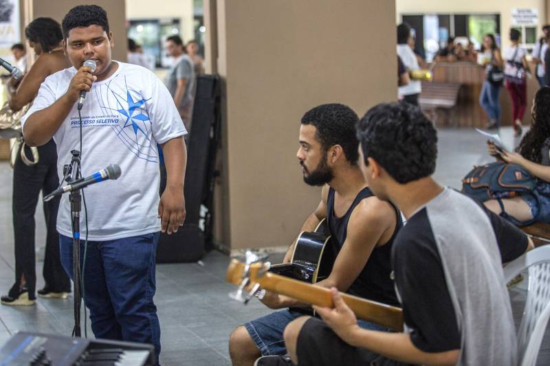 Durante toda esta quinta-feira, 10, a Feira Vocacional da Universidade do Estado do Pará (Uepa) recebeu a visita de estudantes do ensino médio de escolas públicas e particulares da Região Metropolitana de Belém. Cada graduação da Uepa tinha um estande no hall de exposição do Centro Cultural Tancredo Neves (Centur), tudo para que os estudantes pudessem conhecer mais sobre os cursos, a atuação dos profissionais formados e o desenho curricular das disciplinas.
FOTO: NAILANA THIELY / ASCOM UEPA
DATA: 10.05.2018
BELÉM - PARÁ <div class='credito_fotos'>Foto: Nailana Thiely / Ascom Uepa | <a href='/midias/2018/originais/3f71fdbd-0221-4f44-95b2-08db41dbeefd.jpg' download><i class='fa-solid fa-download'></i> Download</a></div>