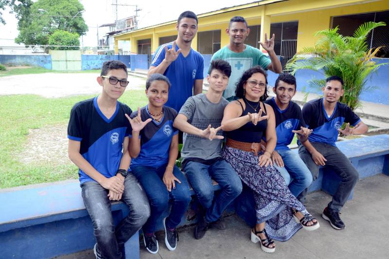 Dados do Plano Nacional de Qualificação, do Ministério do Trabalho e Previdência Social de 2016, apontam que, no Brasil, as mulheres são maioria nas escolas, universidades e cursos de qualificação e atualização profissional. Geny Ferreira (foto), que se formou para contar aos seus alunos como os fatos do passado desenham o presente e definem o futuro, desde 2008 deixou de ser apenas uma docente da rede pública estadual para ser um forte elo entre os professores de todas as disciplinas e os alunos surdos que precisam ser incluídos não só à turma na sala de aula, mas à sociedade.
FOTO: RAI PONTES / ASCOM SEDUC
DATA: 07.03.2018
BELÉM - PARÁ <div class='credito_fotos'>Foto: Rai Pontes/Ascom Seduc | <a href='/midias/2018/originais/3f7364fc-86f9-462d-a283-3bac06a3b02d.jpg' download><i class='fa-solid fa-download'></i> Download</a></div>