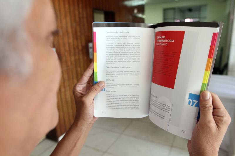 Defensoria Pública do Pará, Secretaria de Estado de Direitos Humanos e Justiça (Sejudh), Secretaria de Estado de Comunicação (Secom) e o Grupo Homossexual do Pará (GHP) realizaram, nesta terça-feira (3), a oficina "Diversidade e Mídia" para profissionais e estudantes de Comunicação”. O evento, que foi gratuito, teve como principal objetivo, contribuir para a diminuição de preconceitos e estigmas por quais passam os LGBTI+, colaborando para um melhor entendimento de termos e conceitos utilizados por esta população. A oficina contou com a participação de Symmy Larrat, paraense e liderança nacional do movimento LGBTI+ e que foi a primeira travesti a ocupar a função de coordenadora geral de Promoção dos Direitos LGBT (Lésbicas, Gays, Bissexuais, Travestis e Transexuais), da Secretaria de Direitos Humanos da Presidência da República. Para Larrat, os meios de comunicação são um importante canal quando bem utilizados para o enfrentamento da “narrativa de ódio” que coloca a existência LGBTI+ como pecado ou vergonha, com discursos que aumentam a exclusão desta população. Na foto, o Manual de Comunicação LGBT+.
FOTO: CRISTINO MARTINS / AG. PARÁ
DATA: 03.07.2018
BELÉM - PARÁ <div class='credito_fotos'>Foto: Cristino Martins/Ag. Pará | <a href='/midias/2018/originais/3f75d1c1-3b1e-4f17-91a1-0ff68202dbed.jpg' download><i class='fa-solid fa-download'></i> Download</a></div>