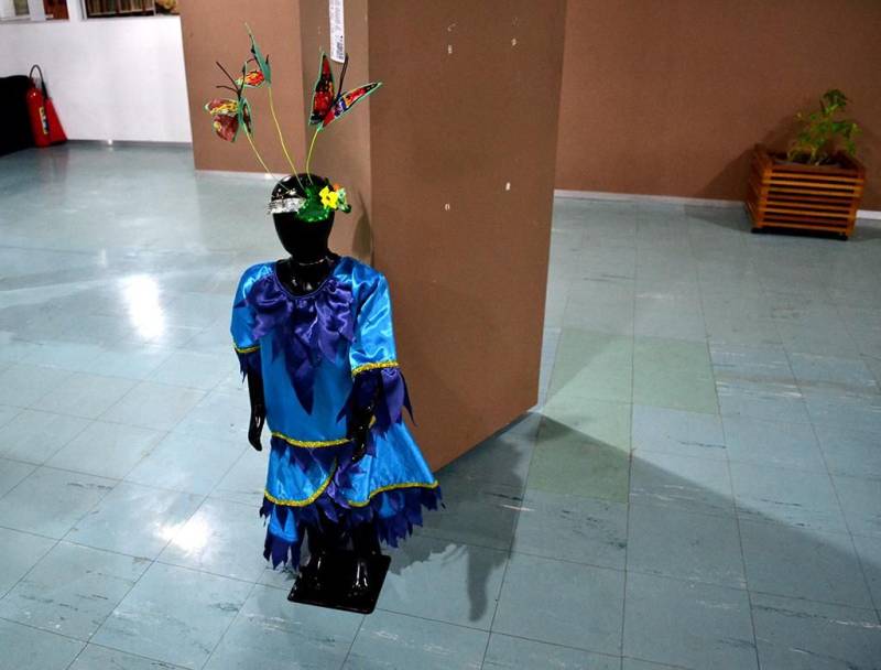 Além de usufruir dos serviços oferecidos, quem frequentar o terceiro andar da Biblioteca Pública Arthur Vianna, da Fundação Cultural do Pará (FCP), até o dia 23 de fevereiro, poderá conferir no hall uma exposição de indumentárias que a Escola de Samba Crias do Curro Velho usou no desfile de carnaval deste ano. No total são 11 indumentárias (foto) entre fantasias das alas e adereços, usadas pelas crianças e adolescentes durante o desfile no último dia 3. Todos terão a oportunidade conhecer o árduo trabalho desenvolvido nas Oficinas Curro Velho no início do ano por funcionários e voluntários.
FOTO: ASCOM / FCP
DATA: 15.02.2018
BELÉM - PARÁ <div class='credito_fotos'>Foto: ASCOM FCP | <a href='/midias/2018/originais/3f78552d-a693-41f9-9422-9461acd8bf4c.jpg' download><i class='fa-solid fa-download'></i> Download</a></div>