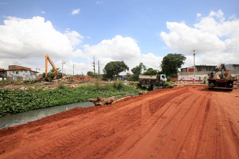 Onde antes havia lama e mato, foram abertas e pavimentadas duas grandes avenidas com cerca de 800 metros de extensão, nas duas margens do canal. A obra incluiu o alargamento do canal – com a drenagem, dragagem e limpeza –, instalação de tubulação de esgoto, construção de calçadas, ciclo faixas, muretas de proteção e ainda três pontes de concreto e uma passarela metálica. “No momento as equipes estão trabalhando na construção das novas pontes do Caraparu e da Brasília, que vão substituir as velhas pontes de madeira.
FOTO: RODOLFO OLIVEIRA / AG. PARÁ
DATA: 09.03.2018
BELÉM - PARÁ <div class='credito_fotos'>Foto: Thiago Gomes /Ag. Pará | <a href='/midias/2018/originais/3f7ab2e6-4b9f-4023-9785-999639113ee4.jpg' download><i class='fa-solid fa-download'></i> Download</a></div>