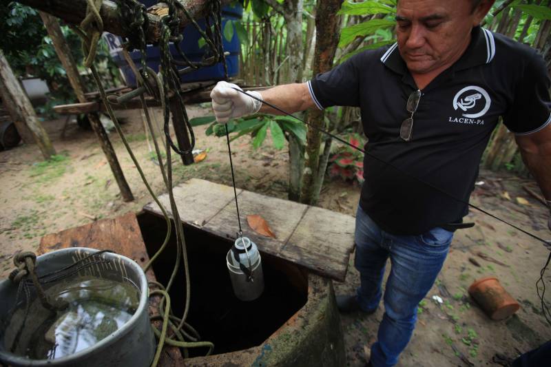 As ações do governo do Estado são imediatas no município de Barcarena, mais especificamente nas comunidades Bom Futuro e Vila Nova, localizadas na área das bacias de rejeitos da Hydro. A primeira medida é a coleta da água dos poços artesianos, para verificar se está própria para o consumo humano. Nesta sexta-feira (23), técnicos do Laboratório Central do Estado (Lacen) começaram o trabalho, que faz parte do conjunto de ações do grupo de trabalho montado pelo governo depois que o Instituto Evandro Chagas confirmou a contaminação da área.
FOTO: MÁCIO FERREIRA / AG. PARÁ
DATA: 23.02.2018
BARCARENA - PARÁ <div class='credito_fotos'>Foto: MÁCIO FERREIRA/ AG. PARÁ | <a href='/midias/2018/originais/3f7cf52a-72bb-497a-9464-377bccbbcc97.jpg' download><i class='fa-solid fa-download'></i> Download</a></div>