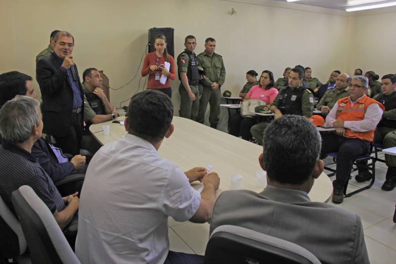 O município de Sapucaia recebeu nesta quarta-feira, 5, uma Unidade Integrada Pro Paz (UIPP). Um investimento do Governo do Estado de R$ 1.134.131,00. Segundo o Secretário de Estado de Segurança Pública, Luiz Fernandes, afirma que já mais de 80 novas UIPP’s no Pará, com as reformadas e reestruturadas esse número chega a 120 unidades. O titular da SEGUP destaca que o mais importante não é a estrutura física, mas o conceito empregado. De Sapucaia, a comitiva foi para Redenção onde inaugurou o 7º Batalhão de Polícia Militar, uma obra orçada em R$ 2.808.000,00. Atualmente o BPM conta com 145 policiais, 6 viaturas incluindo a Patrulha Rural e 12 motocicletas. O Comandante do Batalhão, o Major José Ricardo Chaves, informou que a maior ocorrência no município são roubos de motos, mas pontuou que a maior parte dos veículos é encontrada pela PM na cidade e cidades vizinhas.

FOTO: RODOLFO OLIVEIRA / AG PARÁ
DATA: 05.12.2018
REDENÇÃO - PARÁ <div class='credito_fotos'>Foto: Rodolfo Oliveira/Ag. Pará   |   <a href='/midias/2018/originais/3f7cfa74-9b77-4112-bd42-601456cda33a.jpg' download><i class='fa-solid fa-download'></i> Download</a></div>