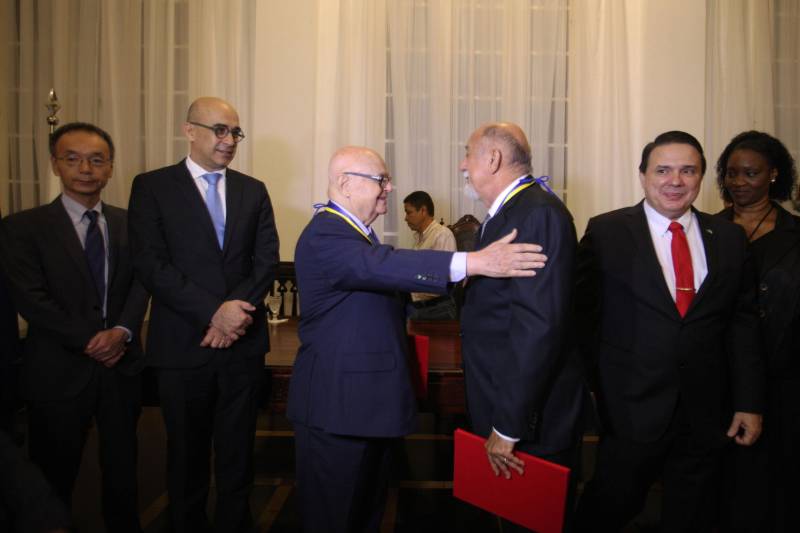 O governador Simão Jatene foi homenageado pela Associação do Corpo Consular no Estado do Pará (ACCP) com a Comenda do Mérito Consular João Clemente Baena Soares. A maior honraria da entidade foi entregue na noite desta quinta-feira (22), no salão nobre do prédio sede da Associação Comercial do Pará (ACP), em Belém. Na foto, o governador Simão Jatene (d), e o embaixador Baena Soares.
FOTO: IGOR BRANDÃO / AG. PARÁ
DATA: 22.02.2018
BELÉM - PARÁ <div class='credito_fotos'>Foto: IGOR BRANDÃO / AG. PARÁ | <a href='/midias/2018/originais/3f7ea7e6-eb9c-49c2-a335-36826b3b2910.jpg' download><i class='fa-solid fa-download'></i> Download</a></div>