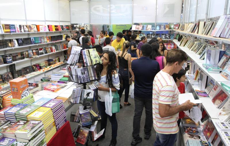 Uma programação extensa e diversificada marcou a abertura das atividades da XXII Feira Pan-Amazônica do Livro (foto) neste sábado (2), no Hangar – Centro de Convenções e Feiras da Amazônia, em Belém. Um grande público compareceu no primeiro dia, aproveitando as atrações culturais e as exposições nos estandes de livros.

FOTO: CRISTINO MARTINS / AG. PARÁ
DATA: 02.06.2018
BELÉM - PARÁ <div class='credito_fotos'>Foto: Cristino Martins/Ag. Pará   |   <a href='/midias/2018/originais/3f7ffad1-b6d0-4ad0-b286-cc5adecf5247.jpg' download><i class='fa-solid fa-download'></i> Download</a></div>