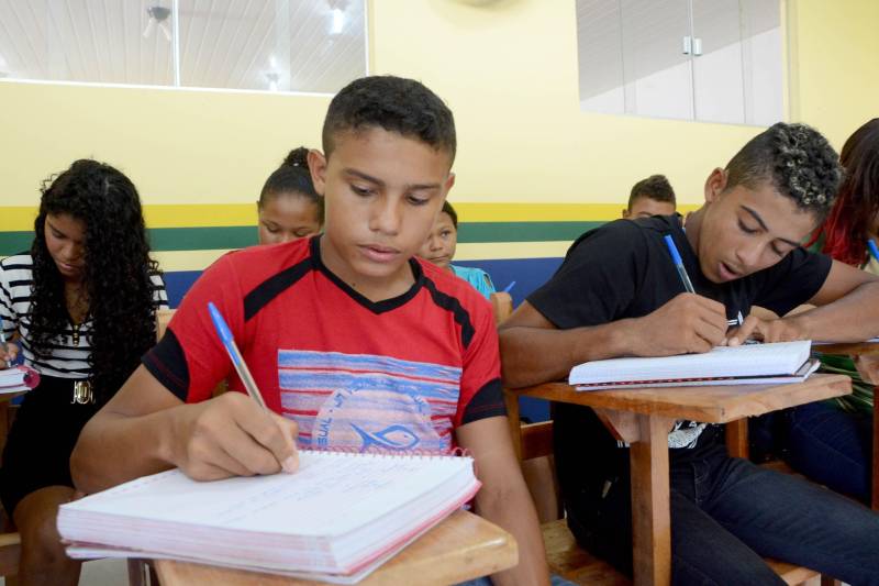 Estudantes da vila Enche Concha, no município de Cachoeira do Piriá, a 250 km de Belém, assistiram pela primeira vez, na última quarta-feira (14), à aula do Sistema Educacional Interativo (SEI), que a Secretaria de Estado de Educação (Seduc) está implantando para ampliar o ensino médio em localidades de difícil acesso no interior.
FOTO: RAI PONTES / ASCOM SEDUC
DATA: 14.03.2018
CACHOEIRA DO PIRIÁ - PARÁ <div class='credito_fotos'>Foto: Rai Pontes/Ascom Seduc | <a href='/midias/2018/originais/3f80f939-188a-429d-b77d-a3b2408be00b.jpg' download><i class='fa-solid fa-download'></i> Download</a></div>