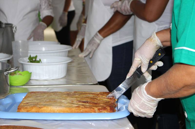 A pizza de talos e o bolo de banana fizeram parte do cardápio do último dia do curso de alimentação alternativa e reaproveitamento de alimentos (foto), nessa sexta-feira (27), no Bairro Curió-Utinga, em Belém. O curso faz parte do Projeto Cozinha Sustentável e foi realizado no Centro Comunitário da Passagem Cruzeiro Unidos com o Pantanal, por meio de parceria entre o Núcleo de Articulação e Cidadania (NAC) e a Empresa de Assistência Técnica e Extensão Rural do Estado do Pará (Emater). O objetivo da capacitação é oportunizar a inclusão socioprodutiva para pessoas em situação de vulnerabilidade social, com a produção de alimentos, contribuindo para a gestão autônoma de geração de renda em ações que priorizam o empreendedorismo individual para o desenvolvimento da economia local.
FOTO: RUAN MORAES / ASCOM NAC
DATA: 27.04.2018
BELÉM - PARÁ <div class='credito_fotos'>Foto: Ascom NAC | <a href='/midias/2018/originais/3f864916-837e-46a3-a2ef-b0672a2b4ed4.jpg' download><i class='fa-solid fa-download'></i> Download</a></div>