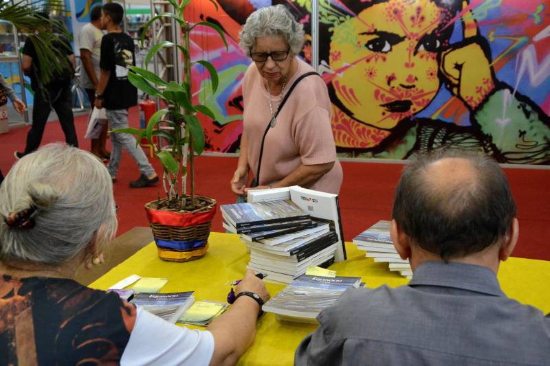 Os estudantes da Secretaria de Estado de Educação (Seduc) podem contar com um reforço especial nas aulas de Literatura, por meio de incentivo do jornalista e poeta Nélio Palheta, que autografou, nesta terça-feira, 5, no estande da Seduc na XXII Feira Pan-Amazônica do Livro, sua obra de poesia “Equinócio”, lançada ano passado pela Imprensa Oficial do Estado, que este ano está sendo utilizada de forma pedagógica durante o evento.
FOTO: FERNANDO NOBRE / ASCOM SEDUC
DATA: 05.06.2018
BELÉM - PARÁ <div class='credito_fotos'>Foto: FERNANDO NOBRE/ASCOM SEDUC | <a href='/midias/2018/originais/3f8656ee-2def-43f1-bc4a-1247b4e2ef9d.jpg' download><i class='fa-solid fa-download'></i> Download</a></div>