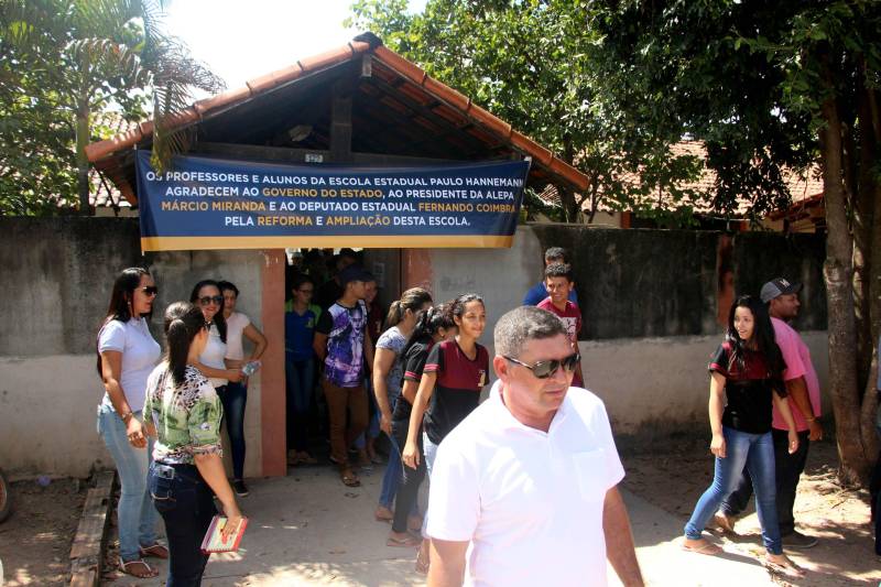 A agenda da Secretaria Extraordinária de Municípios Sustentáveis (Semsu) nas regiões Sul e Sudeste do Pará foi encerrada no sábado (12) nos municípios de Pau D’Arco, Rio Maria e Xinguara. O último dia de programação na região começou no município de Pau D’Arco, com a assinatura de convênio para reforma e ampliação da Escola Municipal Paulo Hannemann (foto). O investimento totaliza R$ 2.812.850,10, sendo R$ 112.850,10 de contrapartida da Prefeitura.
FOTO: ANTONIO MACEDO / DIVULGAÇÃO
DATA: 12.05.2018
PAU D´ARCO - PARÁ <div class='credito_fotos'>Foto: ANTONIO MACEDO / DIVULGAÇÃO | <a href='/midias/2018/originais/3f8ae0b8-c7de-4552-876c-acdefca4d371.jpg' download><i class='fa-solid fa-download'></i> Download</a></div>