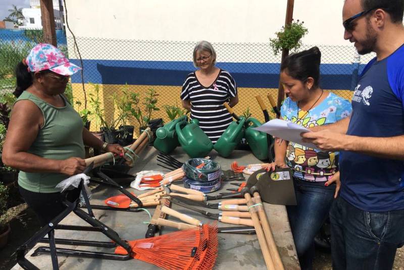 O Instituto de Desenvolvimento Florestal e da Biodiversidade (Ideflor-bio) e o grupo esportivo Remo Runners realizaram, nesta quinta-feira, oito de março, a entrega de equipamentos para a horta comunitária da Comunidade do Pantanal, localizada no Curió-Utinga, em Belém. A iniciativa é parte do projeto de contrapartidas firmado pelo Parque Estadual do Utinga com o grupo esportivo, o qual prevê a doação de equipamentos como uma compensação pela realização de eventos de esporte no Parque. Segundo o Gerente da Região Administrativa de Belém (GRB/Ideflor-bio) e diretor do Parque, Júlio Meyer, as propostas de contrapartida podem ser legalmente firmadas com quaisquer grupos esportivos que desejem realizar eventos no Parque e representam uma forma de garantir a preservação e o desenvolvimento da Unidade de Conservação. “Esses projetos firmados pelo Parque Estadual do Utinga se tornam catalisadores das ações de intervenção no próprio parque e também nas comunidades que vivem aqui pelos entornos. Eles ajudam a firmar não só os princípios de preservação das Unidades de Conservação, mas também mostram a responsabilidade que temos com a população que também usufrui da riqueza que esse espaço proporciona”, afirma.
FOTO: ASCOM / IDEFLOR
DATA: 08.03.2018
BELÉM - PARÁ <div class='credito_fotos'>Foto: ASCOM / IDEFLOR | <a href='/midias/2018/originais/3f8d0b20-5b15-45a6-8f26-e52ee7ddfd21.jpg' download><i class='fa-solid fa-download'></i> Download</a></div>