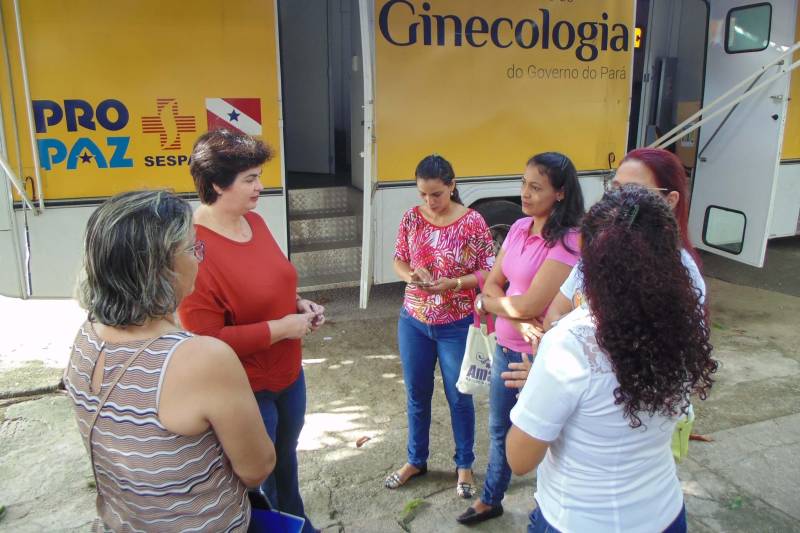 Começou neste domingo (11), no bairro de Águas Negras, em Icoaraci, a busca ativa de mulheres que nunca fizeram ou estão há mais de três anos sem fazer o exame preventivo do câncer de colo do útero, o Papanicolau ou PPCU. Trata-se do Plano Piloto de Rastreamento do Câncer de Colo do Útero, uma das ações que integram a Campanha Março Lilás, destinada a chamar a atenção das paraenses sobre a importância de fazer periodicamente o exame para detecção precoce desse tipo de câncer. A Campanha Março Lilás é promovida pela Secretaria de Estado de Saúde Pública (Sespa) por meio do Núcleo de Apoio à Gestão na Atenção à Mulher no Controle do Câncer de Colo de Útero e Mama (Nagam), com o apoio do Comitê Estadual de Controle do Câncer do Colo do Útero e Mama, Regionais de Saúde e municípios paraenses. Na forto, A secretária adjunta da Sespa, Heloísa Guimarães (vermelho).
FOTO: ASCOM / SESPA
DATA: 11.03.2018
BELÉM - PARÁ <div class='credito_fotos'>Foto: Roberta Vilanova / SESPA | <a href='/midias/2018/originais/3f8d907a-c913-47ce-bccd-e36b47dbb86f.jpg' download><i class='fa-solid fa-download'></i> Download</a></div>