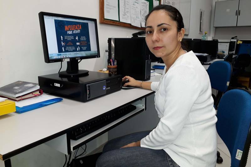 Os hospitais têm obrigação de notificar todos os casos de Síndrome Respiratória Aguda Grave (SRAG) às secretarias municipais de saúde; colher amostra de secreção de nasofaringe do paciente para pesquisa de vírus respiratório e encaminhar ao Laboratório Central do Estado (Lacen-PA). Também devem iniciar o tratamento com o antiviral Oseltamivir (Tamiflu) nas primeiras 48 horas preferencialmente. O alerta é da chefe da Divisão de Vigilância Epidemiológica (DVE) da Secretaria de Estado de Saúde Pública (Sespa), Fátima Chaves. Ela informa que as instituições hospitalares não estão cumprindo o que preconiza a Nota Técnica 01/2018 emitida pela Sespa, no mês de janeiro deste ano e distribuída a todas as Secretarias Municipais de Saúde. A falta de coleta de material biológico para o exame dificulta o trabalho da Vigilância Epidemiológica que fica sem informação sobre os tipos de vírus respiratórios circulando no Estado. “Identificar o vírus é fundamental para direcionar as ações do Ministério da Saúde e das Secretarias Estaduais e Municipais de Saúde”, afirmou a chefe da DVE. Fátima informou que até a 15ª Semana Epidemiológica (SE) de 2018, foram notificados 179 casos de SRAG no Pará, sendo a maioria das notificações ocorridas na 9ª SE com 20, 13ª SE com 25 e 14ª SE com 21 notificações. O município com maior número de casos notificados foi Altamira com 102, o que corresponde a 57,9% dos casos, seguido dos municípios de Belém com 54 casos (30,6%) e Castanhal com 6 casos (3,4%). Na foto, Enfermeira Kamila Pereira.
FOTO: ASCOM / SESPA
DATA: 20.04.2018
BELÉM - PARÁ <div class='credito_fotos'>Foto: ASCOM SESPA | <a href='/midias/2018/originais/3f956cd1-36f9-4289-83da-3e398cfaba0b.jpg' download><i class='fa-solid fa-download'></i> Download</a></div>