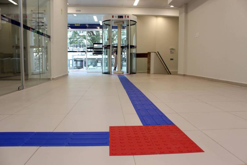 O Banco do Estado do Pará (Banpará) inaugurou, na manhã desta segunda-feira (19), as novas instalações da agência Nazaré, em Belém. Os clientes e sociedade em geral contam com um espaço mais moderno e adequado para os atendimentos bancários.
FOTO: ASCOM BANPARÁ
DATA: 19.03.2018
BELÉM - PARÁ <div class='credito_fotos'>Foto: Ascom Banpará | <a href='/midias/2018/originais/3f99bc1c-627b-40fd-a87c-d4680dc9404c.jpg' download><i class='fa-solid fa-download'></i> Download</a></div>