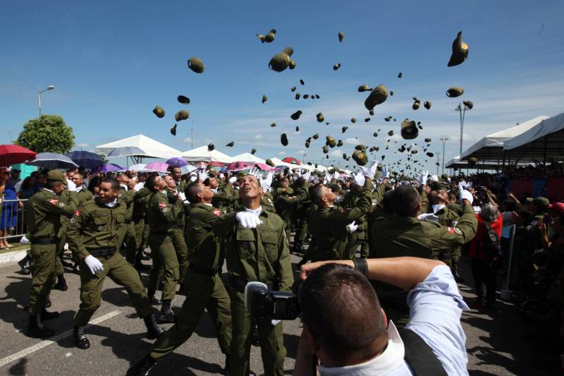 A cerimônia de formatura dos novos praças da Polícia Militar ocorreu na manhã desta segunda-feira (9), simultaneamente, em Belém e outros seis municípios paraenses: Santa Izabel, Castanhal, Barcarena, Capanema, Bragança e Tucuruí. Em Parauapebas, Marabá, Breves, Soure e Conceição do Araguaia, a formatura será celebrada na quinta-feira, dia 12. Na sexta-feira, dia 13, é a vez de Santarém, Altamira, Paragominas e Itaituba. O governador Simão Jatene presidiu a cerimônia de formatura no Portal da Amazônia, bairro da Cidade Velha, em Belém. Milhares de familiares dos formandos lotaram o espaço para entregar aos novos policiais militares seus diplomas de conclusão de curso.
FOTO: SIDNEY OLIVEIRA / AG. PARÁ
DATA: 09.07.2018
BELÉM - PARÁ <div class='credito_fotos'>Foto: Sidney Oliveira/Ag. Pará | <a href='/midias/2018/originais/3f9fefb9-6a99-4d4d-8afd-4df4be60cf7f.jpg' download><i class='fa-solid fa-download'></i> Download</a></div>