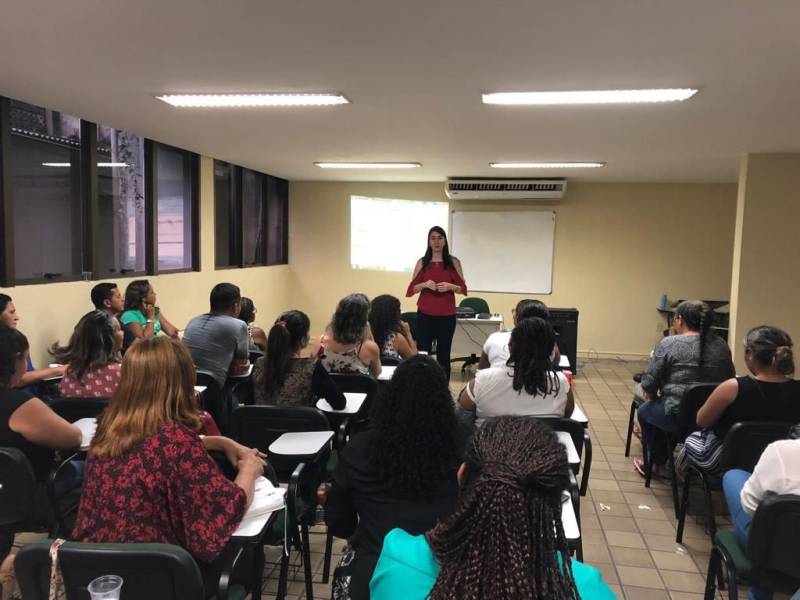 “Saber escutar, compreender suas debilidades e comunicar-se com clareza. Simples atitudes como essas proporcionam não só a valorização mais também o resgate da autoestima da pessoa idosa e sem dúvida alguma garante um envelhecimento com qualidade.” É o que assegura a terapeuta ocupacional com mestrado em cuidados humanizados em instituições que lidam com pessoas idosas, Raphaella Loureiro. O assunto foi o tema da capacitação (foto) realizada pela Secretaria de Estado de Assistência Social, Trabalho, Emprego e Renda (Seaster), entre os dias 5 e 9 de novembro, na Escola de Governança Pública do Estado do Pará.
FOTO: ASCOM / SEASTER
DATA: 11.11.2018
BELÉM - PARÁ <div class='credito_fotos'>Foto: ASCOM / SEASTER | <a href='/midias/2018/originais/3fa3185b-02f1-4072-9ba7-e52bf6f806eb.jpg' download><i class='fa-solid fa-download'></i> Download</a></div>