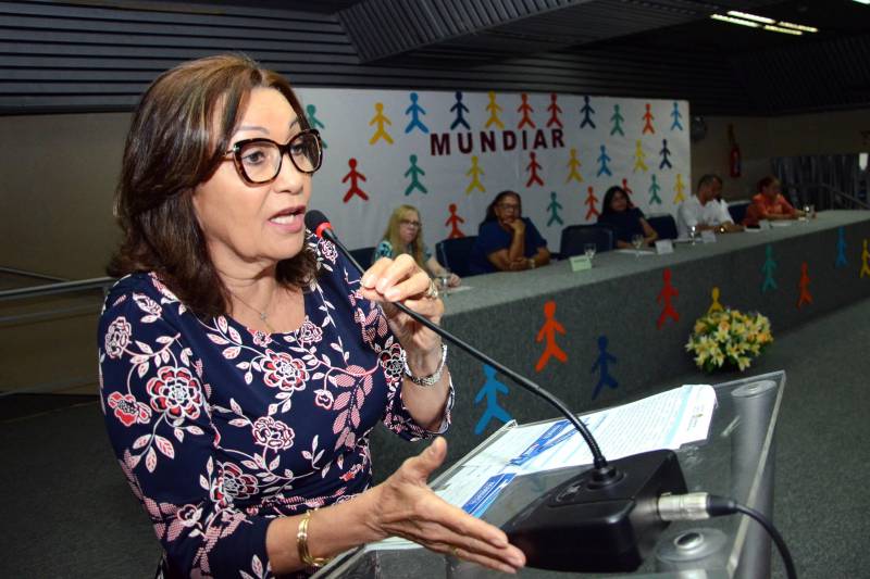 A Secretaria de Estado de Educação (Seduc) promove nesta terça (13) e quarta-feira (14), no auditório do Centro de Convenções Ismael Nery, do Centur, em Belém, a I Jornada Pedagógica do projeto Mundiar, que combate a distorção idade/ série no Pará. Dirigido a professores, técnicos, diretores e gestores de Unidades Seduc na Escola (USEs) e Unidades Regionais de Educação (UREs), o evento marca o início dos trabalhos em 2018 e os cinco anos de existência do programa na rede pública estadual. Ao longo desse período, cerca de 56 mil alunos foram atendidos em todo o Estado. A secretária adjunta de Planejamento e Gestão da Seduc, Mariléa Sanches (foto), ressaltou a importância do projeto Mundiar para a rede. Parceria com a Fundação Roberto Marinho, no escopo do Pacto pela Educação, o projeto nasceu em 2014, quando as primeiras turmas do ensino médio e do fundamental foram formadas. “O Mundiar é uma das prioridades da Secretaria de Educação, pois sabemos que embora tenha havido, nos últimos anos, uma grande redução na distorção idade/ série no Estado, os índices ainda são preocupantes”, ressaltou.
FOTO: ELISEU DIAS / ASCOM SEDUC
DATA: 13.03.2018
BELÉM - PARÁ <div class='credito_fotos'>Foto: Eliseu Dias / Ascom Seduc | <a href='/midias/2018/originais/3fa33dce-6afd-489c-9d88-80602250ff76.jpg' download><i class='fa-solid fa-download'></i> Download</a></div>