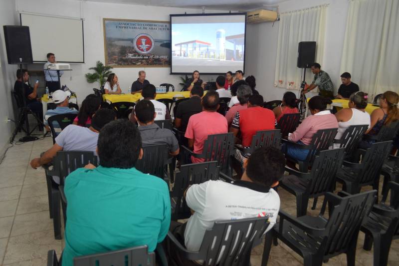 Os técnicos da Semas e os integrantes da Celba forneceram as informações sobre o licenciamento ambiental na reunião e as direcionadas ao funcionamento da usina, à saúde da população e outros dados relacionados à fauna, flora, água e à socioeconomia da região. As peculiaridades do combustível a ser utilizado na termelétrica também foram ressaltados: custo menor e a redução da poluição, em relação ao uso de outros combustíveis fósseis.
FOTO: ASCOM SEMAS
DATA: 23.04.2018
ABAETETUBA - PARÁ <div class='credito_fotos'>Foto: ASCOM SEMAS | <a href='/midias/2018/originais/3fb52f33-5da5-4de3-88f5-ca0dc15bb6fd.jpg' download><i class='fa-solid fa-download'></i> Download</a></div>