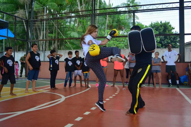 Há três anos, a Escola Municipal “Dr. Lauro Chaves”, na comunidade Baía do Sol, no Distrito de Mosqueiro, em Belém, promove a “Semana da Família”, com atividades que integram profissionais da unidade, pais e alunos. A última edição do evento contou com a participação mais efetiva da Polícia Militar e de um maior número de familiares.
FOTO: ELIELSON MODESTO / ASCOM SEGUP
DATA: 12.05.2018
MOSQUEIRO - PARÁ <div class='credito_fotos'>Foto: Elielson Modesto / Ascom Segup | <a href='/midias/2018/originais/3fbafa7a-9294-429b-a38c-b3ae81187048.jpg' download><i class='fa-solid fa-download'></i> Download</a></div>