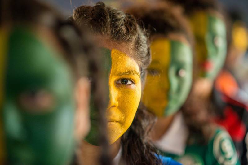 Alunos da Escola Estadual Cônego Batista Campos, localizada no bairro da Cabanagem, umas das áreas com maior vulnerabilidade social da Região Metropolitana de Belém, tiveram uma manhã diferente nesta quinta-feira, 7. Eles receberam o educador e escritor paulista Celso Antunes, convidado e homenageado do Sarau Literário (foto), com performances inspiradas na obra “Sala de Aula e Futebol”. O Sarau Literário é resultado da parceria do projeto Livro Solidário coordenado pela Imprensa Oficial do Estado (IOE) com a Secretaria de Estado de Cultura (Secult), como parte integrante da programação da 22ª Pan-Amazônica do Livro. O evento tem apoio do Núcleo de Articulação e Cidadania (NAC).
FOTO: FERNANDO SETTE CÂMARA / ASCOM IOE
DATA: 07.06.2018
BELÉM - PARÁ <div class='credito_fotos'>Foto: FERNANDO SETTE CÂMARA / ASCOM IOE | <a href='/midias/2018/originais/3fc1c7b1-8e5b-4e6d-ac1b-717cb83d0cfd.jpg' download><i class='fa-solid fa-download'></i> Download</a></div>