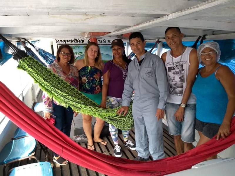A Secretaria de Saúde de Anajás realizou, no mês passado, uma ação voltada à investigação e prevenção da raiva humana na zona rural do município, mais especificamente no igarapé Saparará e suas localidades. A iniciativa visou combater a raiva humana transmitida por cães, gatos e morcegos e controlar a raiva canina e felina. A ação (foto) atendeu a notificação de agente comunitário de saúde (ACS) sobre mordedura de morcegos em humanos e em animais. Além da prevenção com a vacinação, houve captura de morcegos e atividade de educação sanitária. Em Anajás, não foi detectado caso de raiva, mas devido ao vírus circulante na região foi feita a profilaxia da raiva humana e animal, conforme as condutas previstas na área da saúde, incluindo o ciclo silvestre da raiva. Cerca de 80 cães e três gatos foram vacinados, além da imunização na população local. A ação teve o apoio da Secretaria do Estado de Saúde Pública (Sespa).
FOTO: ASCOM / PREFEITURA DE ANAJÁS
DATA: 21.06.2018
ANAJÁS - PARÁ <div class='credito_fotos'>Foto: ASCOM / PREFEITURA DE ANAJÁS | <a href='/midias/2018/originais/3fc9287f-5c14-49f4-84f4-05006b4ee4af.jpg' download><i class='fa-solid fa-download'></i> Download</a></div>
