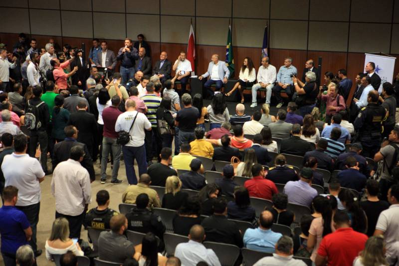 Com a entrega de mais 359 veículos, somente esta semana, o Governo do Pará reforçou a atuação da área de segurança pública em todo o Estado. Todos os veículos auxiliarão no combate a criminalidade e a manutenção da segurança em todo o território paraense. Boa parte desses veículos foi destinada diretamente para as guardas municipais, numa ação integrada com as Prefeituras, por meio da Secretaria de Segurança Pública e Defesa Social (Segup) com articulação da Secretaria de Municípios Sustentáveis, que define em conjunto com os municípios, a agenda de prioridades. A última etapa da entrega ocorreu nesta quinta-feira (5), no Hangar – Centro de Convenções da Amazônia.
FOTO: RODOLFO OLIVEIRA / AG. PARÁ
DATA: 05.07.2018
BELÉM - PARÁ <div class='credito_fotos'>Foto: Rodolfo Oliveira/Ag. Pará | <a href='/midias/2018/originais/3fcd331d-ddca-4895-a949-d176f097ff5c.jpg' download><i class='fa-solid fa-download'></i> Download</a></div>
