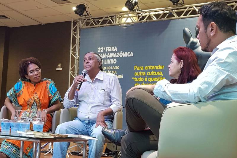 Foi grande a movimentação no segundo dia do primeiro Salão do Livro de Carajás, neste sábado, 28. A programação começou com apresentação cultural de escolas de 17 comunidades da zona rural de Marabá. Cerca de 360 estudantes do campo puderam mostrar projetos pedagógicos. A programação também contou com o espetáculo musical “A dança dos Livros”, do Centro Educacional Disneylândia, com oficinas de confecção de dedoches e fantoches, contação de histórias e duas rodas de conversa: uma sobre as artes visuais e outra sobre Negritude e Literatura (foto).
FOTO: ASCOM CRGSP
DATA: 28.04.2018
MARABÁ - PARÁ <div class='credito_fotos'>Foto: ASCOM CRGSP | <a href='/midias/2018/originais/3fcdaa17-d5c0-4989-9d98-7b511a396f76.jpg' download><i class='fa-solid fa-download'></i> Download</a></div>