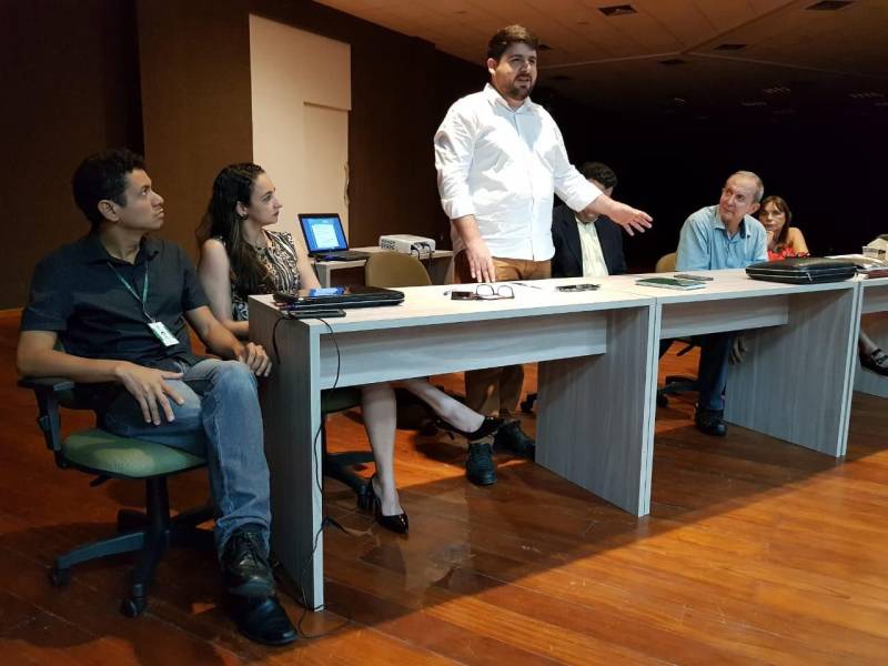 Para ajudar os 21 escritórios locais da região sudeste, a Gerência Regional da Empresa de Assistência Técnica e Extensão Rural do Estado do Pará (Emater), em Marabá, realizou um seminário abordando o Programa de Assistência Técnica e Extensão Rural (Proater) 2018 e o crédito rural, no Carajás Centro de Convenções, nesta terça-feira, 10.
FOTO: KÉLIA SANTOS / ASCOM CRGSP
DATA: 10.04.2018
MARABÁ - PARÁ <div class='credito_fotos'>Foto: KÉLIA SANTOS / ASCOM CRGSP | <a href='/midias/2018/originais/3fcf635c-9c64-46cc-92dd-8e0cb5ac31db.jpg' download><i class='fa-solid fa-download'></i> Download</a></div>