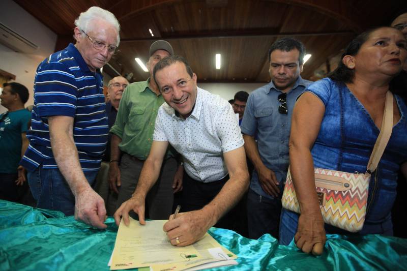 O produtor rural Nilson Corrêa da Silva, 23 anos, mora na comunidade Santo Ezequiel Moreno e produz alimentos em 700 hectares de terra na agrovila Acutipereira, no município de Portel, no arquipélago do Marajó. Mesmo morando e produzindo alimentos na comunidade, ele não possuía título de propriedade de terra. Para beneficiar produtores como Nilson, o governador Simão Jatene entregou, na manhã desta sexta-feira (23), títulos coletivos que beneficiaram mais de mil famílias. Os títulos também beneficiaram comunidades remanescentes de quilombos e povos tradicionais do município marajoara. O Pará foi o Estado que mais titulou áreas em prol dos remanescentes de quilombos no Brasil. Das 170 comunidades tituladas no país, 62 estão no Pará, sendo que destas 53 foram tituladas pelo Instituto de Terras do Pará (Iterpa).

FOTO: MÁCIO FERREIRA / AG. PARÁ
DATA: 23.03.2018
PORTEL - PARÁ <div class='credito_fotos'>Foto: MÁCIO FERREIRA/ AG. PARÁ   |   <a href='/midias/2018/originais/3fd0fc1e-9ee9-47ac-a2b7-51164668f1d4.jpg' download><i class='fa-solid fa-download'></i> Download</a></div>