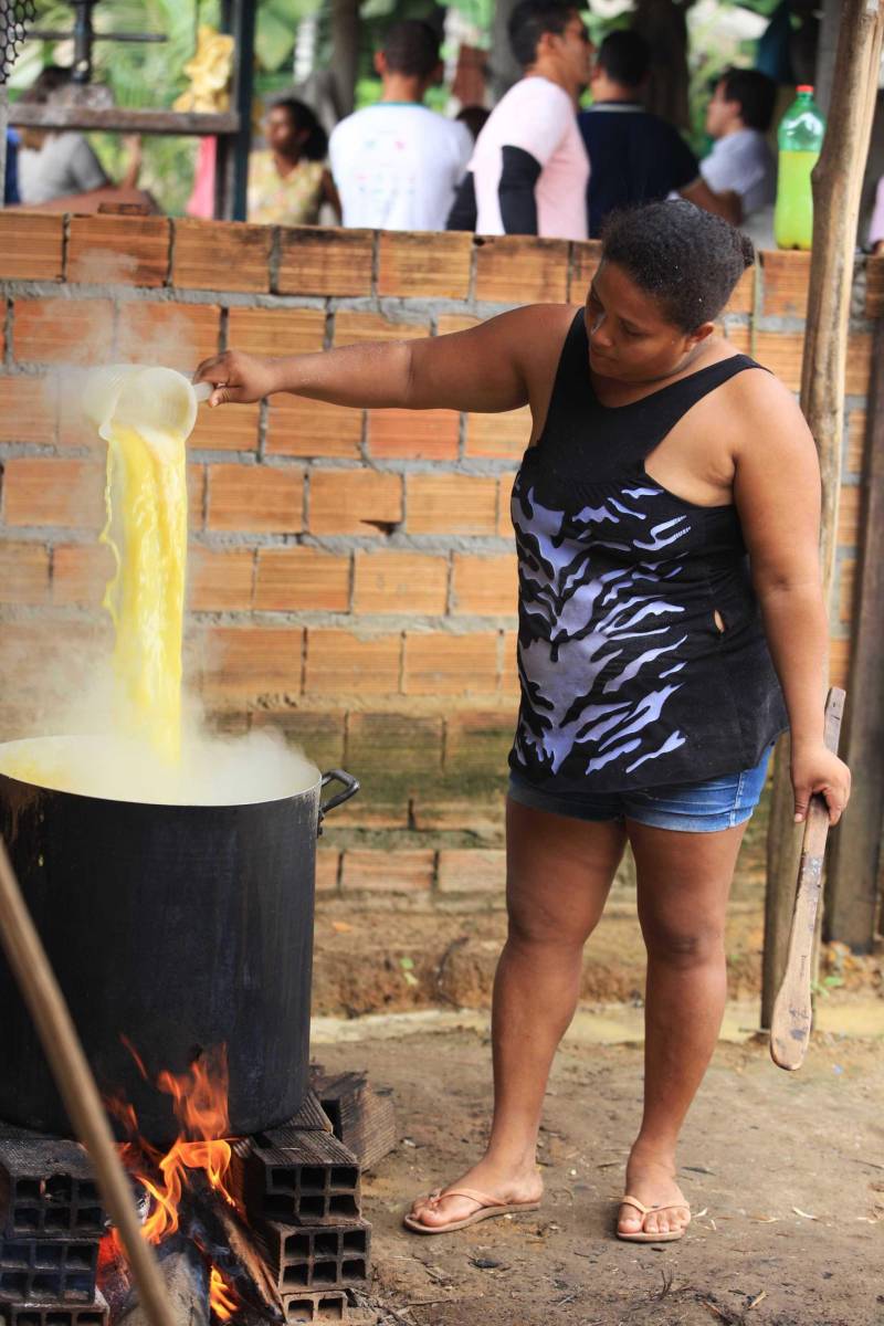 O dia começa cedo para a família do agricultor Adilson dos Santos, 33 anos. Produtores de mandioca da comunidade quilombola Boa Vista do Itá, de Santa Izabel do Pará, região metropolitana de Belém, eles são o retrato de uma tradição que vem se perpetuando por gerações e garantindo na mesa dos paraenses o produto que é a base alimentar do Estado. Do plantio ao beneficiamento, o lavrador herdou do pai a cultura que hoje é a principal fonte de renda da vila, onde vivem cerca de 50 famílias. No Pará, 96% da mandioca produzida vem da agricultura familiar. “Mandioca é pop, mandioca é tudo”, brinca Adilson. Ele está certo. Os produtos derivados da planta são diversos e ajudam a compor alguns dos pratos típicos mais conhecidos da região. Quase onipresente na mesa do paraense, a farinha é, muitas vezes, o alimento principal, nos sete dias da semana. Mas para chegar até as nossas casas, é preciso muito esforço e dedicação, aliado ao emprego de pesquisa e investimentos cada vez maiores do poder público. O conhecimento empírico do homem do campo hoje recebe o apoio de novas tecnologias e técnicas de plantio, que resultam em mais qualidade e produtividade.
FOTO: MÁCIO FERREIRA / AG PARÁ
DATA: 25.02.2018
SANTA IZABEL DO PARÁ
<div class='credito_fotos'>Foto: MÁCIO FERREIRA/ AG. PARÁ | <a href='/midias/2018/originais/3fd14461-57fb-4ecb-a910-c454c67fa340.jpg' download><i class='fa-solid fa-download'></i> Download</a></div>